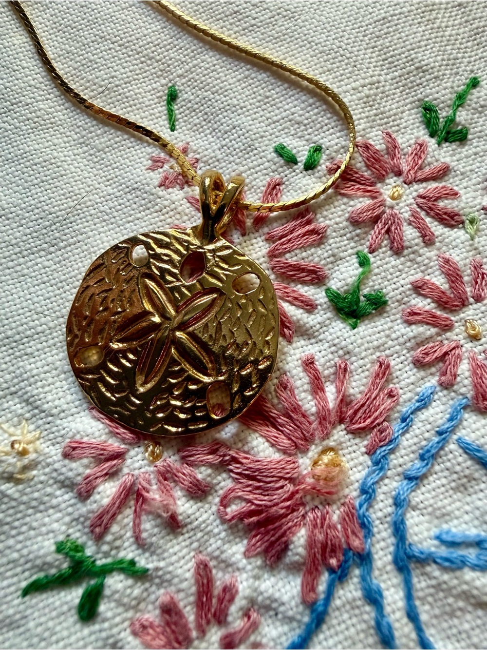 Gold Tone Vintage Style Sand Dollar Pendant Necklace and Stud Earrings Set - Picture 3 of 6